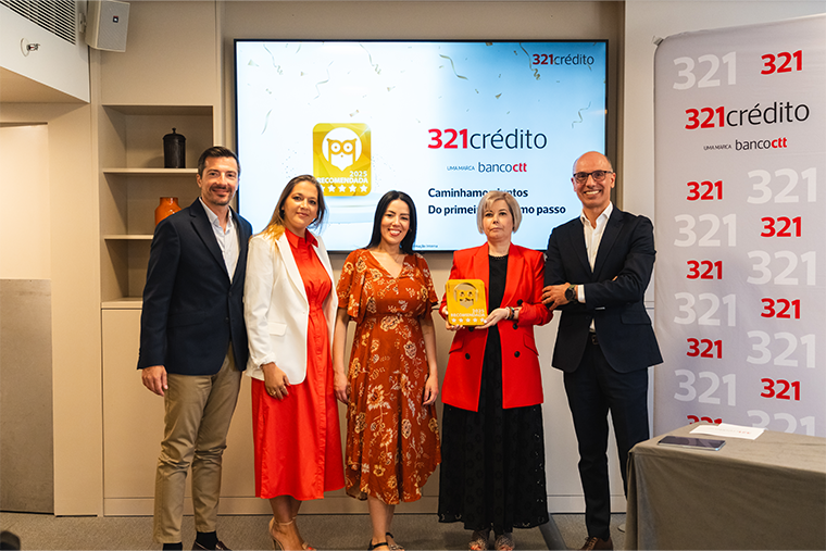 Entrega do prémio Marca Recomendada 2025 à 321 Crédito na categoria “Financiamento Automóvel”.