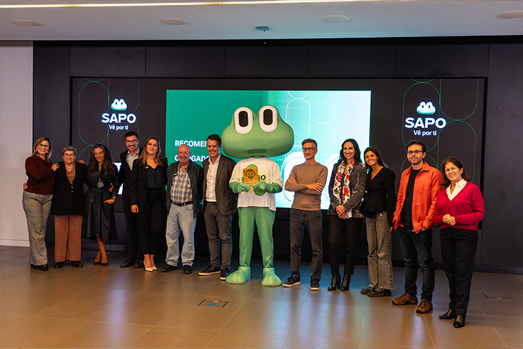 SAPO distinguido como Marca Recomendada 2025, com troféu entregue por um consumidor fiel desde 2006.
